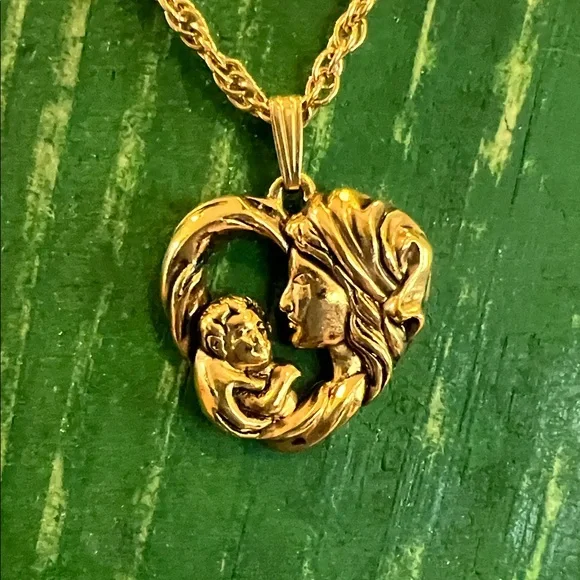 Avon Gold Pendant Necklace - Picture 3 of 6